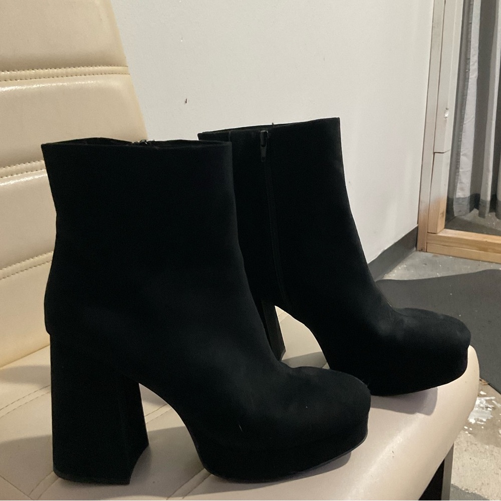 Women's black boot heel size 9